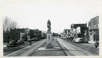 Red Deer Archives, P781; Ross Street looking west to the Cenotaph, ca. 1955.