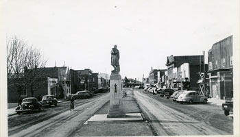 Red Deer Archives, P781; Ross Street looking west to the Cenotaph, ca. 1955.