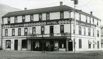 Photo of Alberta Hotel circa 1909