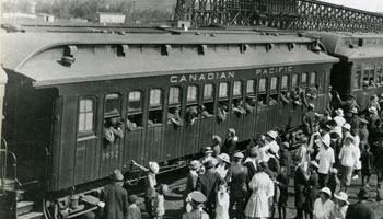 The departure of the 187th Battalion in 1916.