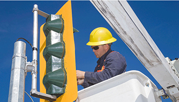 picture of Linesman working on a traffic light