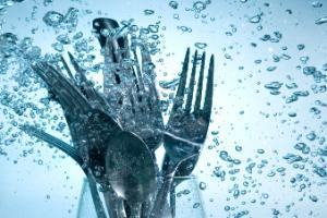 Water washing cutlery in dishwasher (JPG)