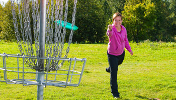 photo of a woman playing disc golf